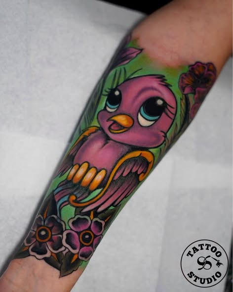 Tattoo Studio 96 Aarhus viser farverig tatovering med fugl og blomster
