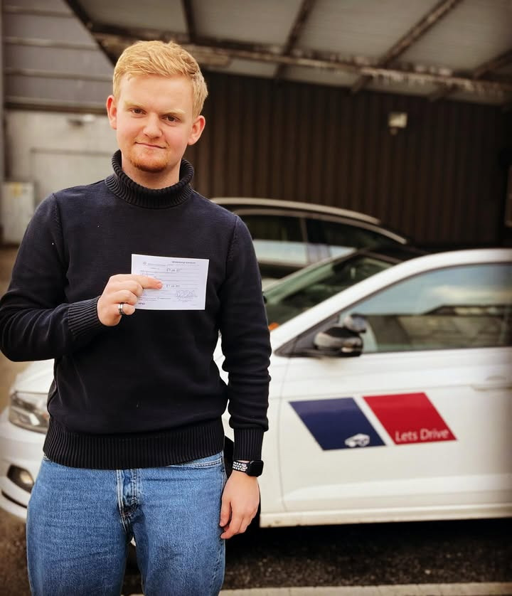 Lets Drive ønsker Viktor held og lykke på Fyn med nyt kørekort i hånden