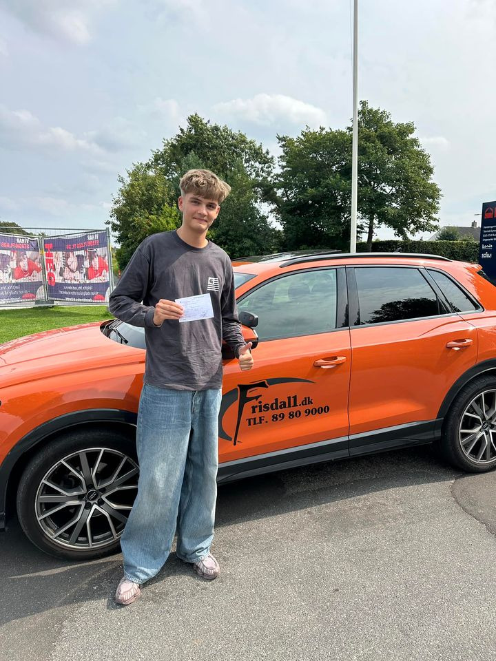Magnus Norup bestod køreprøven i første forsøg hos Frisdal Køreskole