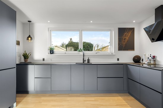 Enebærvænget 10 og 1 anden boliger er kommet til salg denne uge i Solrød Strand - se boligerne her.