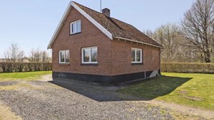 EDC Nørre Snede: Velbeliggende rødstenshus i Gludsted for kun 495.000 kr.