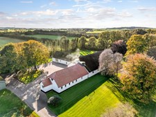 EDC Støvring fremviser villa med stor grund og mange muligheder på Hjortholmvej 64