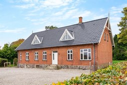 Grumløsevej 132 og 1 anden boliger er kommet til salg denne uge i Lundby - se boligerne her.