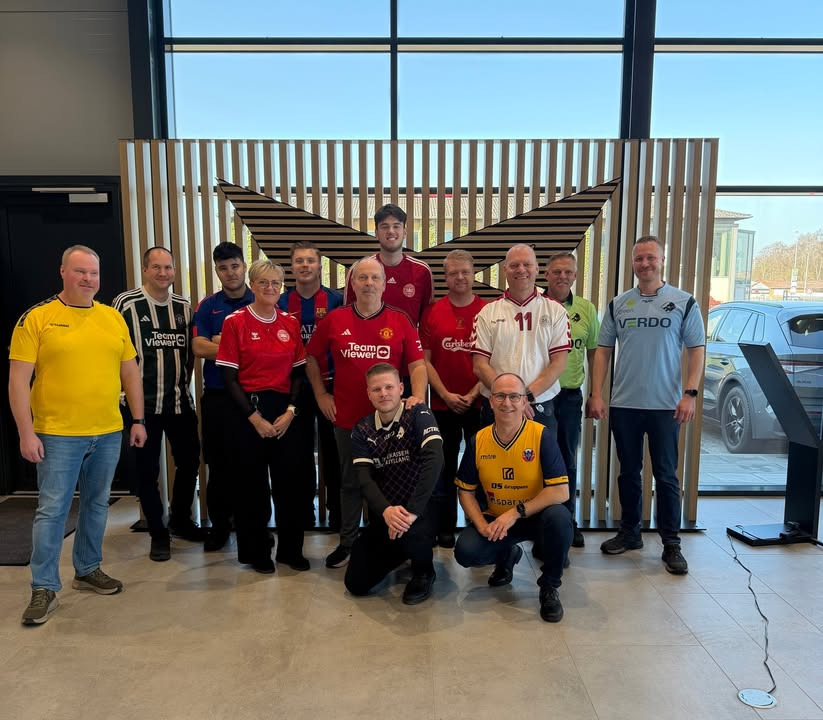 Bilco A/S Randers ifører sig fodboldtrøjer for velgørenhed