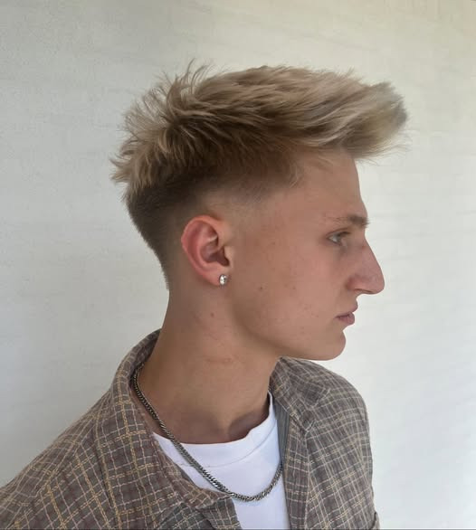 Hozan hos Chlou Frisør tilbyder ekspertråd til herreklip og styling