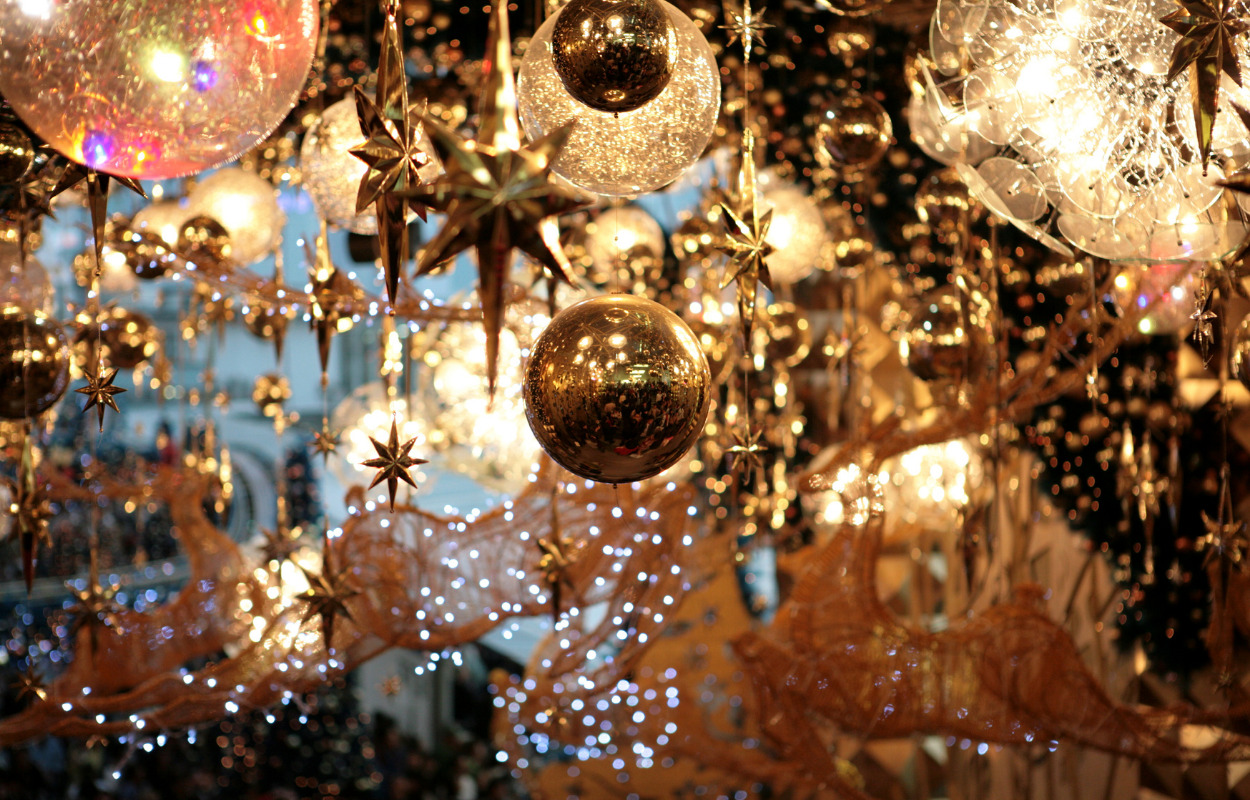 Julegran og dekorationer til julemarked på biblioteket