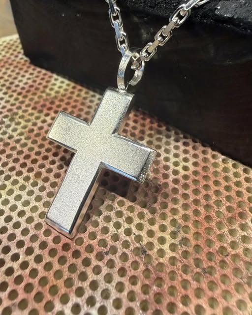 Guldsmed Lütken deler betydningsfuldt sølvkors til ung mand