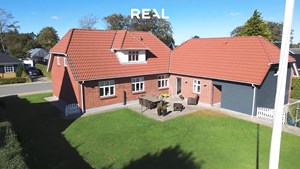 Nyhed fra RealMæglerne Esbjerg: stor familievilla i Bramming til salg på Elmegade 44