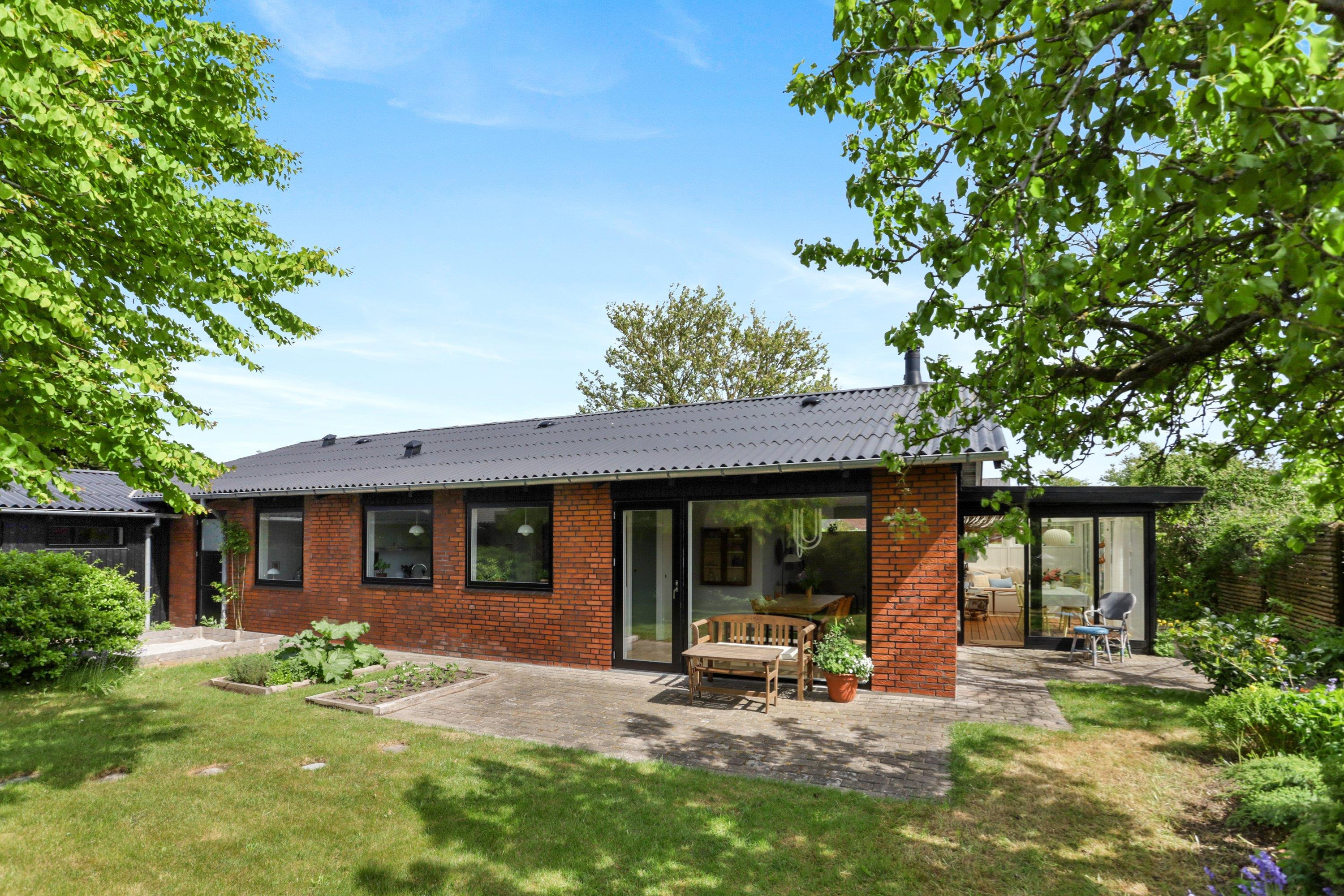 Indflytningsklar og velplaceret etplansvilla med charmerende detaljer