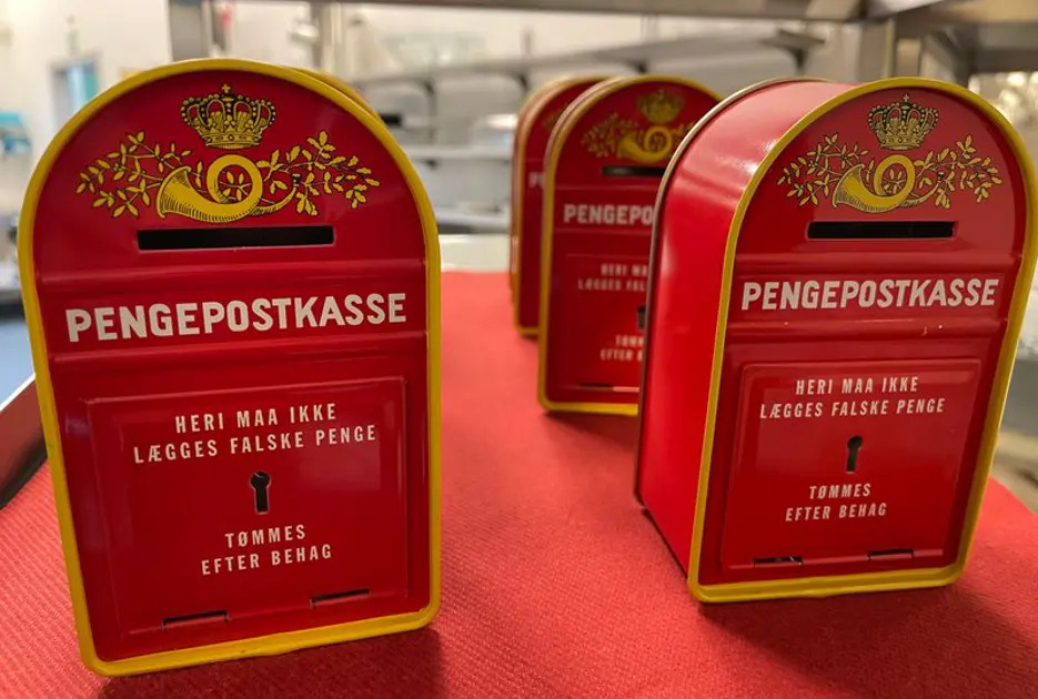 BOMI fortsætter med at producere de populære små røde postkasser trods auktion af Skives sidste store postkasse