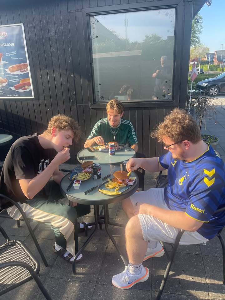 Rema 1000-medarbejdere nyder pulled pork-burgere hos Mormor efter lang arbejdsdag