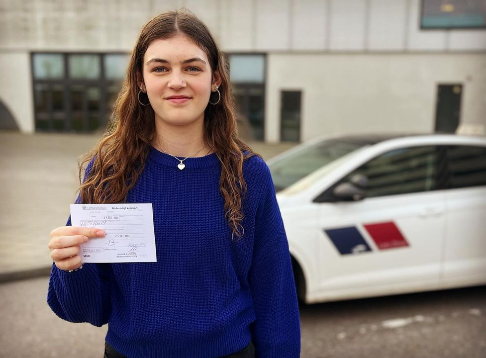 Lets Drive fejrer Hannes succesfulde køreprøve med ros fra sagkyndig