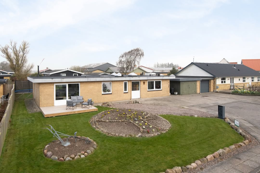 Byens Mæglere ApS i Hjørring præsenterer nyhed: Lækker ét-plans villa med moderne opdateringer og solrige terrasser