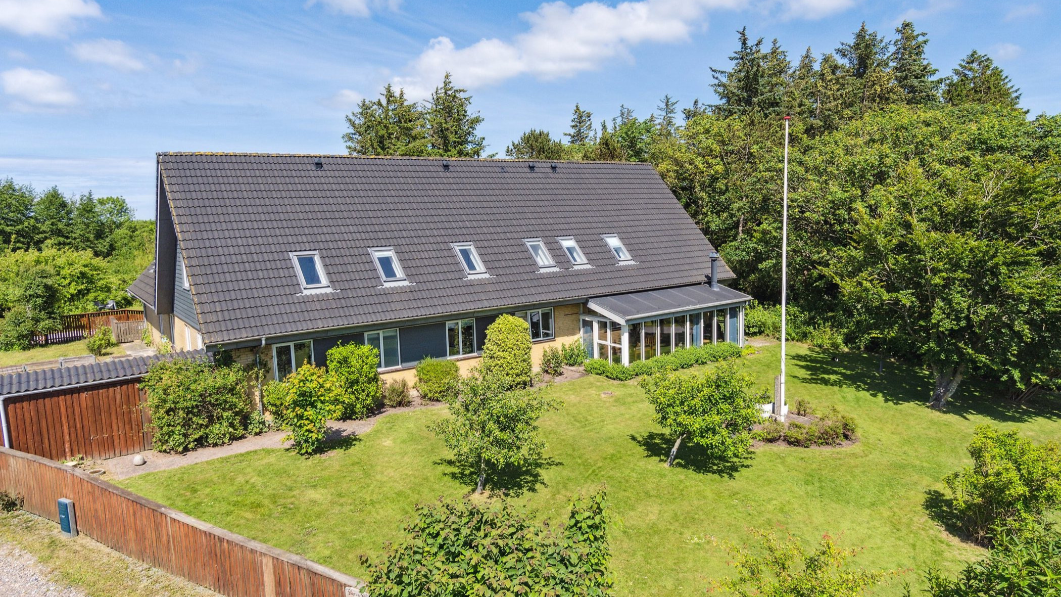 Stor ejendom med plads til to familier eller flere generationer