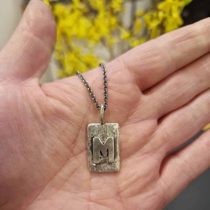 Guldsmed Ø præsenterer håndlavet sølvvedhæng til konfirmanden