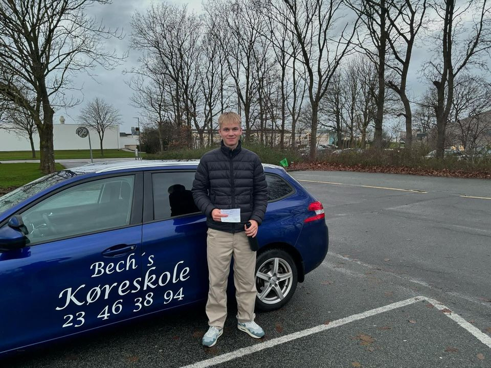 Bech's Køreskole fejrer Christopher Juel Christensen for kørekort i første forsøg
