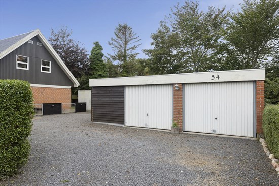 Flot, velholdt villa med stor garage i gåafstand til centrum