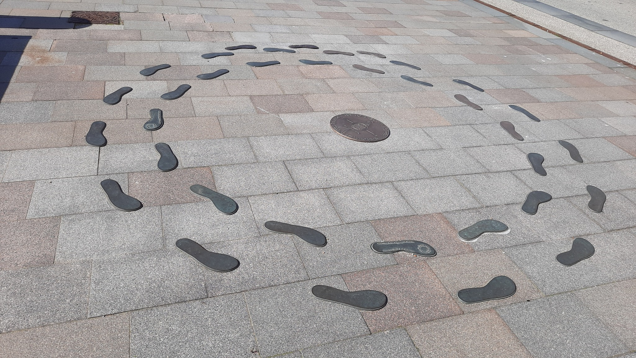 Hæder til mønsterbryder: Helle Damgaard får sit "fodspor" i bronze