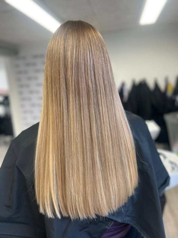 Cecilie får en smuk naturlig balayage hos KARMA Frisør & Skønhedsklinik
