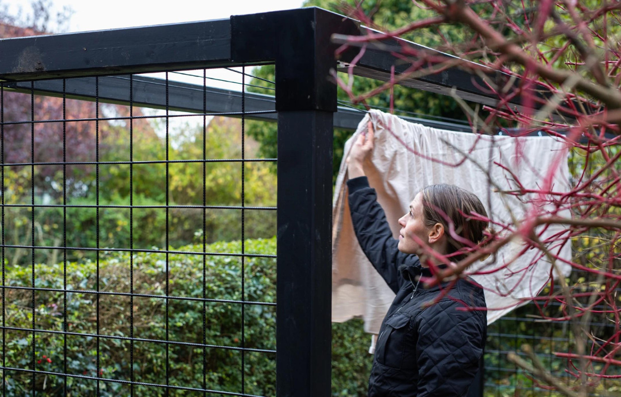 Emma Martiny skaber unikt tørrestativ med PLUS' Cubic-Beslag