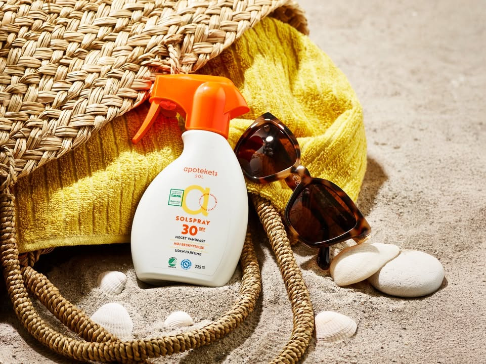 Ikast Apotek præsenterer Apotekets Solspray SPF30 uden parfume