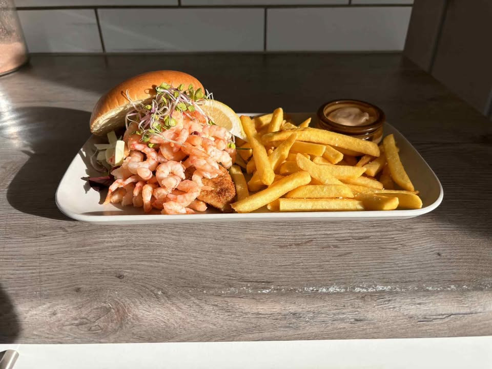 Café Møller tilbyder fiskeburger med pommes til særpris i dag