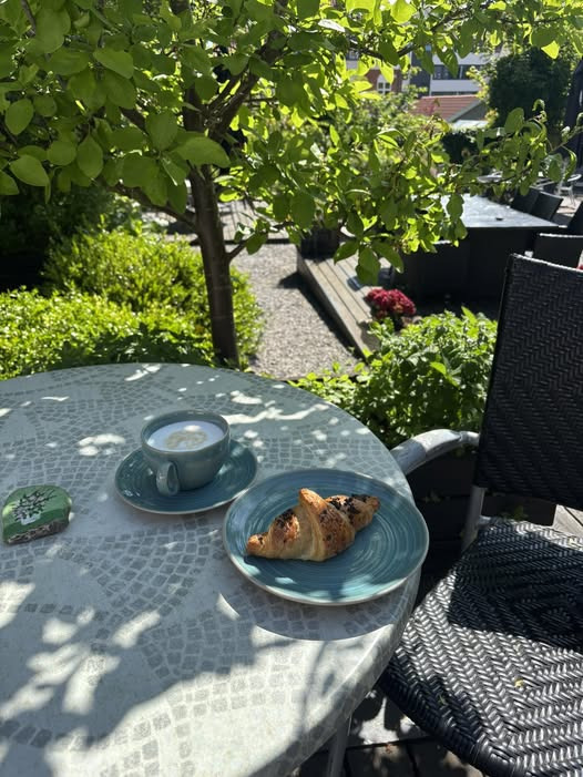 Farmors Cafe inviterer til kaffepause med kaffe og friskbagt chokoladecroissant for 59 kr