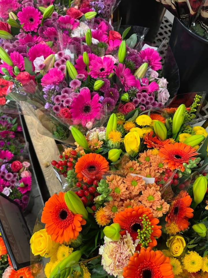 Weekendtilbud på blomster og halloween græskar hos Meny Randers