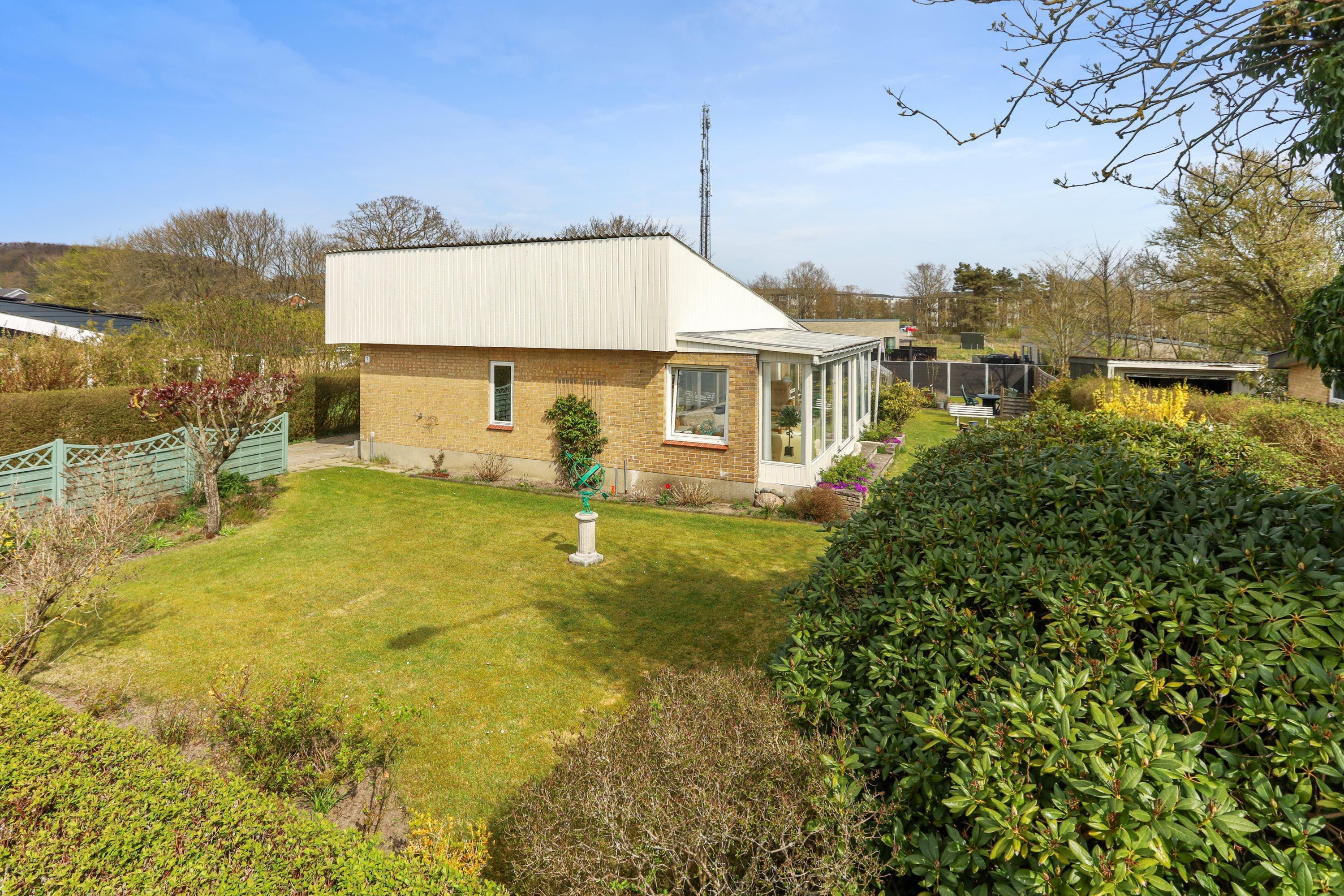 Velholdt villa med potentiale og attraktiv beliggenhed i Lindholm