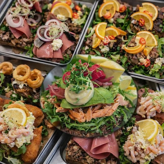 Cafe Piccolo tilbyder take away smørrebrød fredag den 27. marts