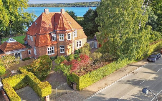 Luksusbolig netop kommet til salg i Holte: Se hvad du skal smide for Holtes dyreste adresser her