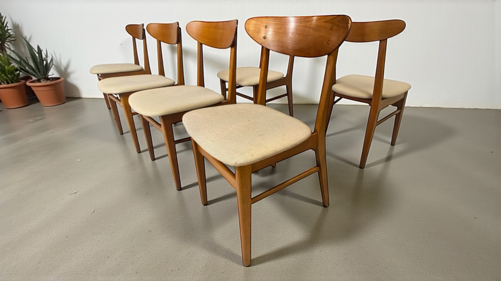 Sneak peek hos By Duddie: "Nye" renoverede Farstrup-stole på vej