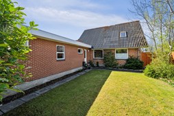 Historisk charme og masser af plads – tidligere købmandsforretning som dobbelthus