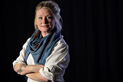 Puk Damsgård overrækkes fin pris i Odder
