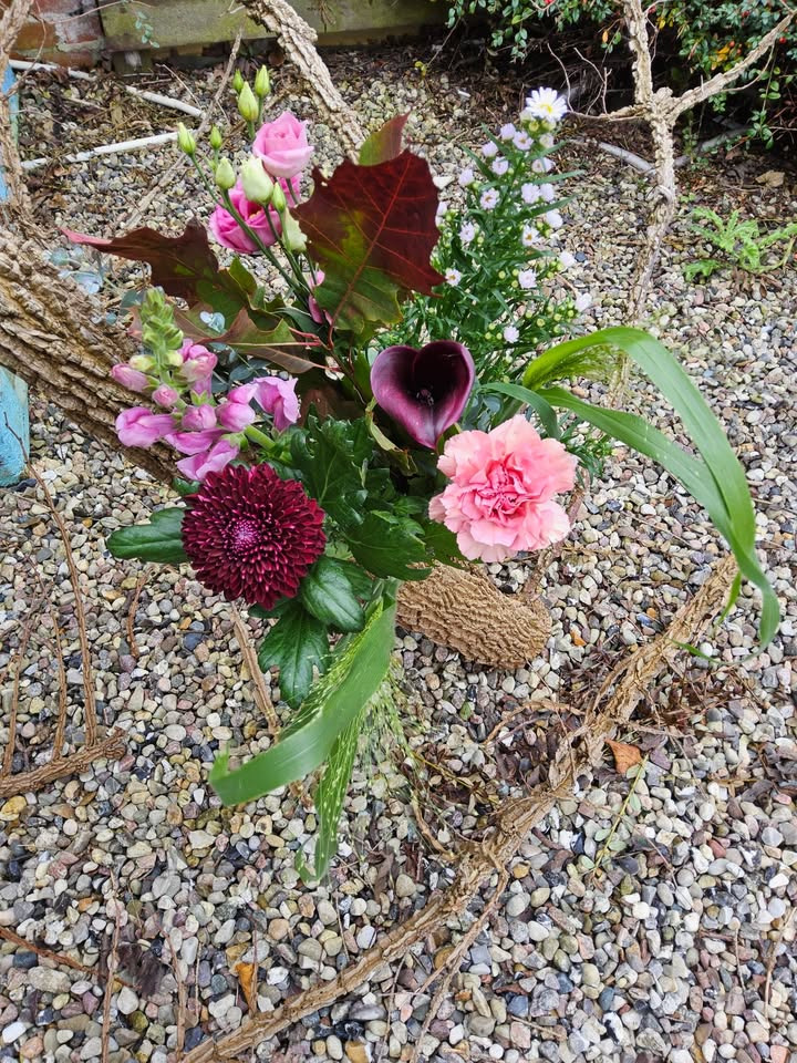 Flore Vida præsenterer weekendens flor i rosa og bordeaux toner