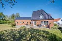 Mæglerhuset annoncerer ny pris på multifunktionel villa i Vester Hassing