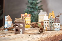 Fjerrenseriet præsenterer hyggelige keramikhuse til fyrfadslys som julegaveidéer