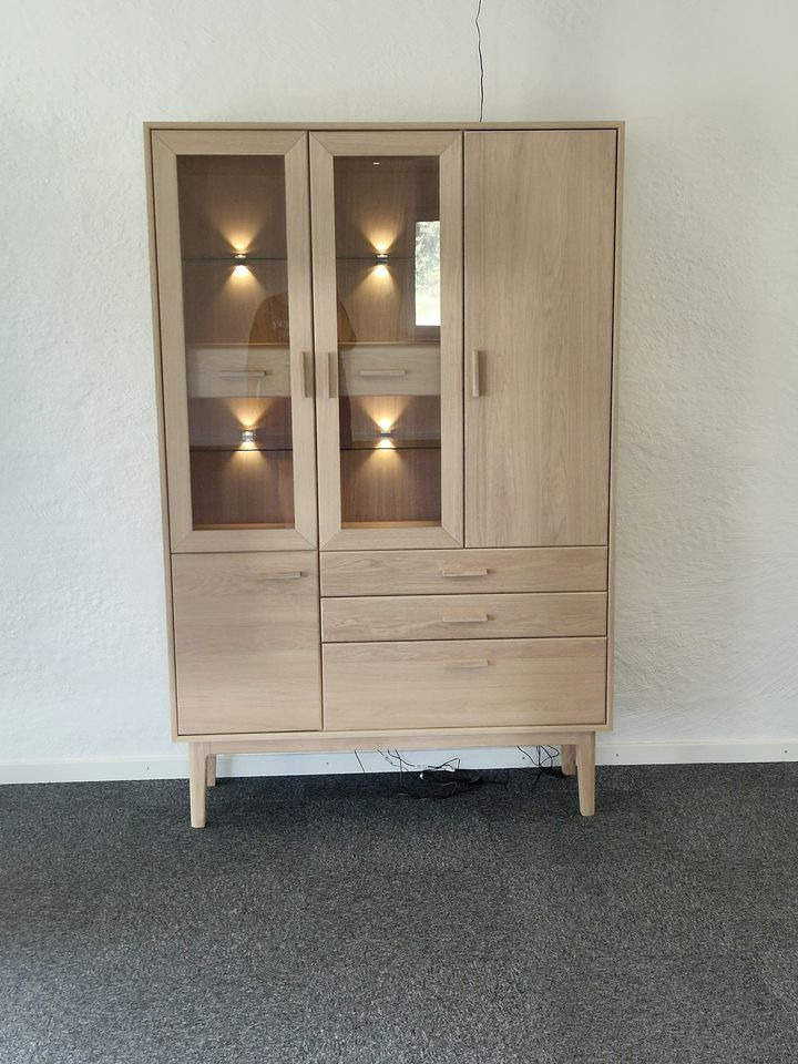 Hovelind Møbler: Spar på vitrineskab med justerbare hylder og smukt design