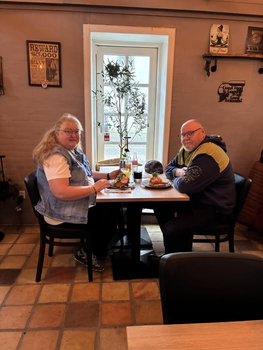 Restaurant Holger ønsker tillykke til Jette, vinderen af julekonkurrence