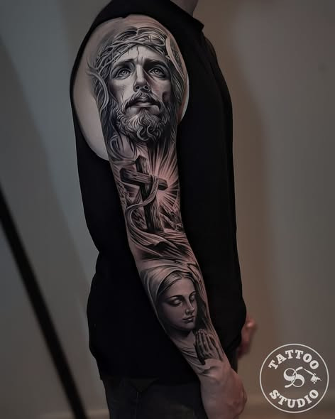 Tattoo Studio 96 Aarhus viser et black & grey-sleeve af Alejandro