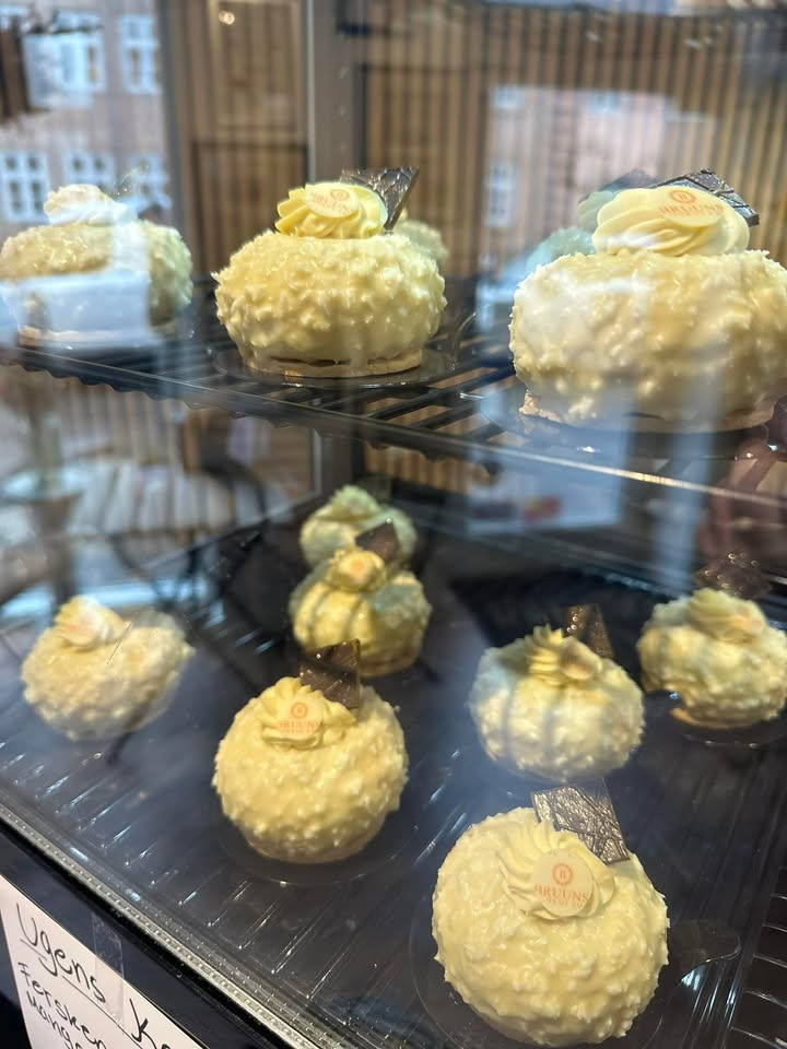 Bruuns Chokolade frister med ugens kage: Fersken og kokos i hvid chokolade