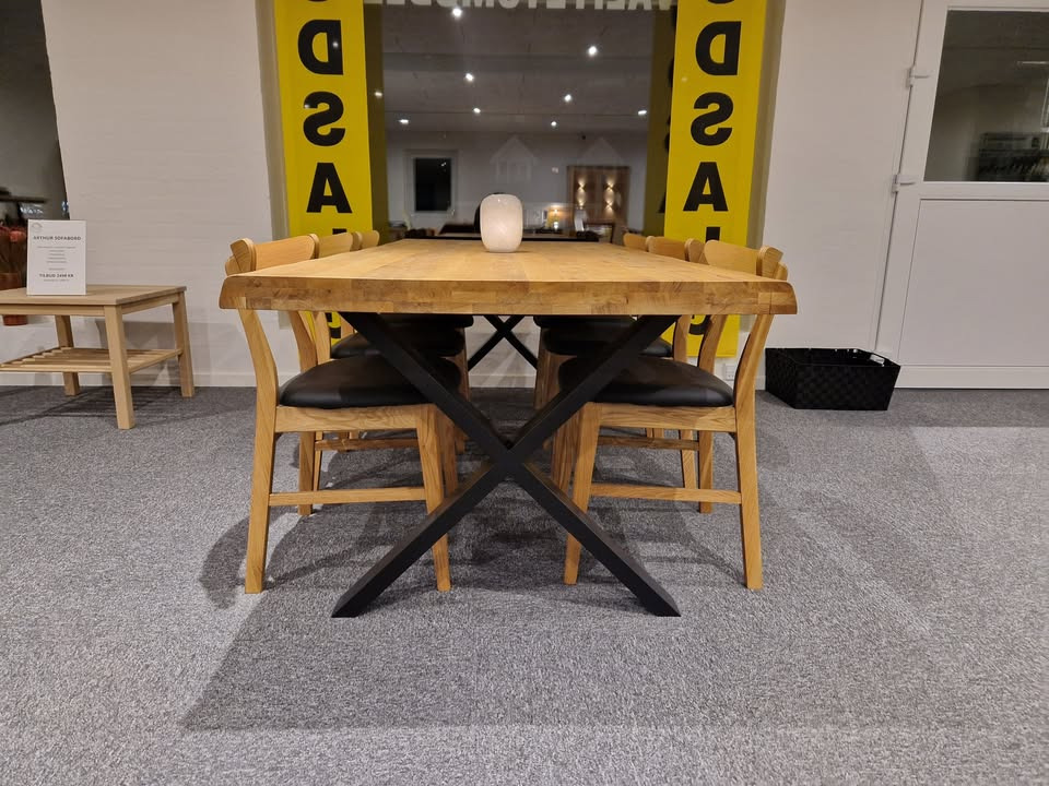 Hovelind Møbler præsenterer Elmer plankebord med Rita stole til 15.989 kr.