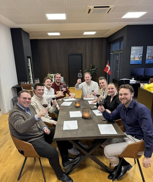 John Frandsen Ikast deler indsigt i aftenens vinsmagning og venskab med kollegaer