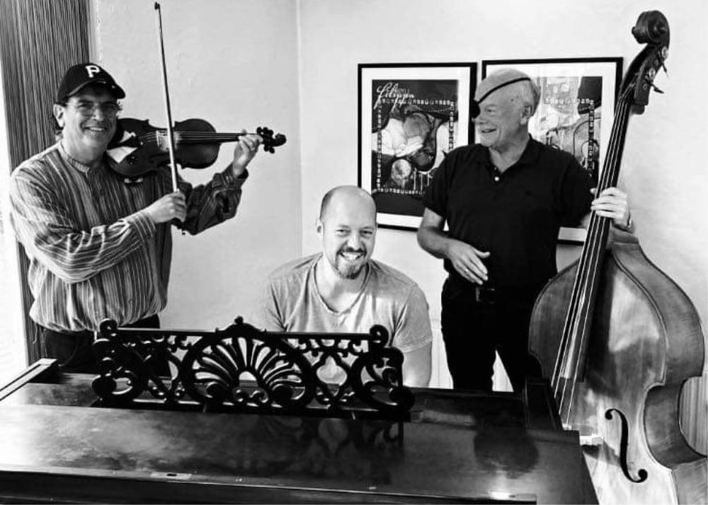 Musikaften med Swinging Strings i Molsværket