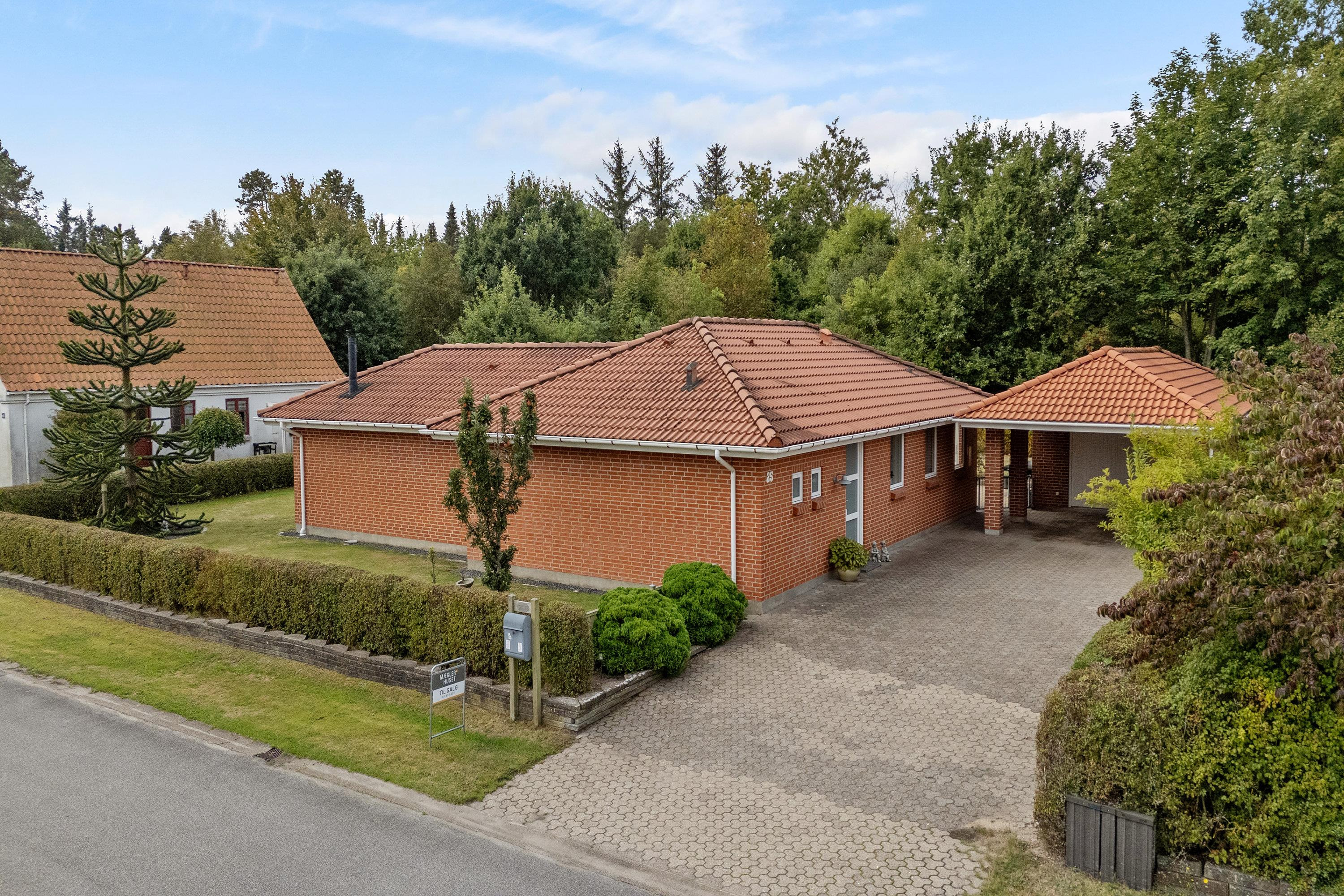 Til salg hos Mæglerhuset Sæby: Skøn villa i fredelige omgivelser ved skoven