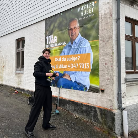 Mæglerhuset Asger Larsen sætter ny gavl op med hjælp fra ivrig praktikant Lucas