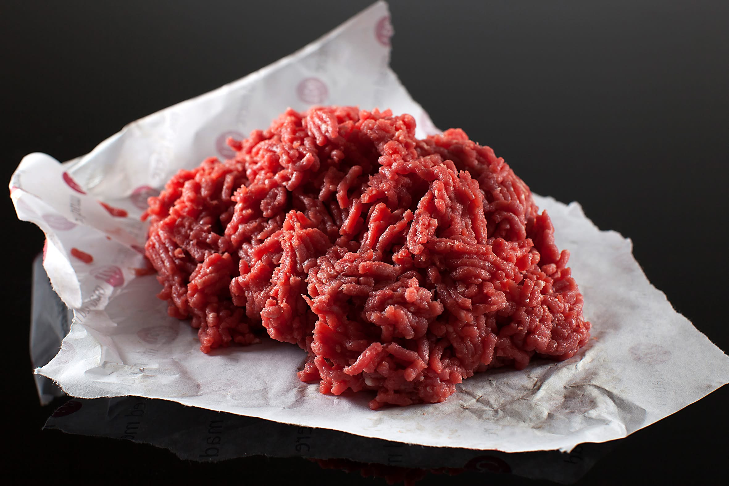 Slagter Primby tilbyder friskhakket dansk oksekød mens du venter