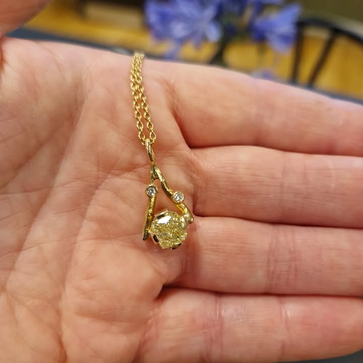 Guldsmed Ø fremhæver trenden med gule diamanter og deres glitrende skønhed