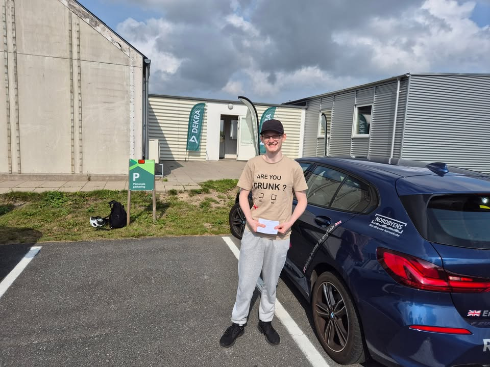 Nordbyens Køreskole fejrer Oliver Schmidts imponerende kørekortpræstation på under tre måneder