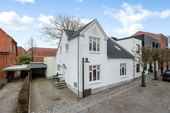 Østre Kirkevej 8 og 4 andre boliger er kommet til salg denne uge i Herning - se boligerne her.